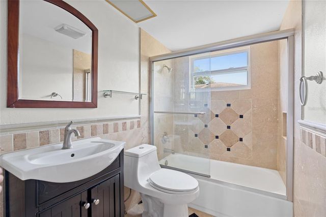 5830 VENETIAN BOULEVARD NE, St Petersburg, FL 33703