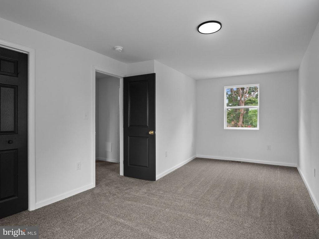 Image 11 of property listing at 2811 LAKEHURST AVE, District Heights, MD 20747