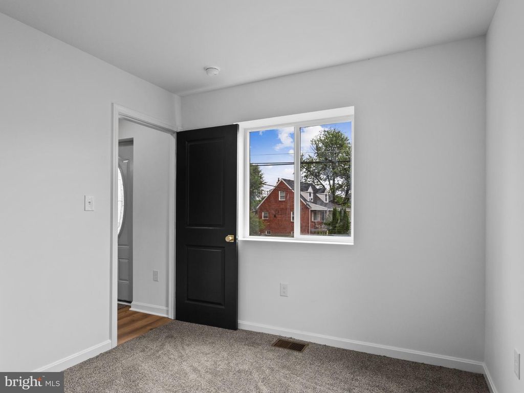 Image 9 of property listing at 2811 LAKEHURST AVE, District Heights, MD 20747