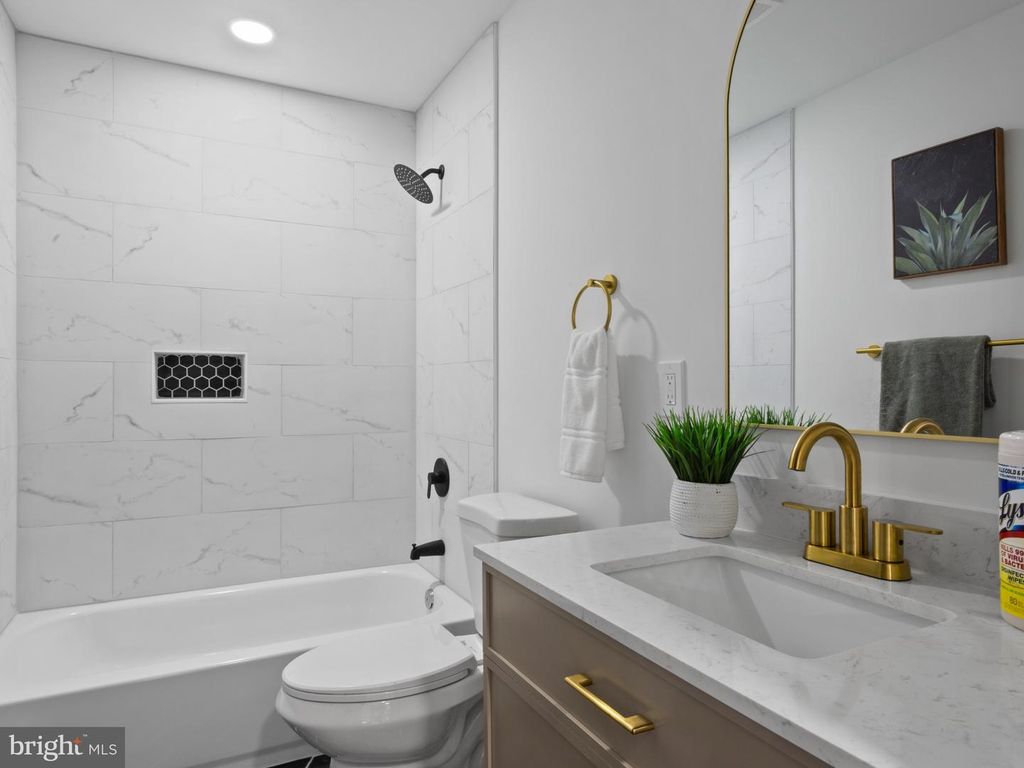 Image 10 of property listing at 2811 LAKEHURST AVE, District Heights, MD 20747
