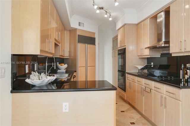 6051 N Ocean Dr 302, Hollywood, FL 33019