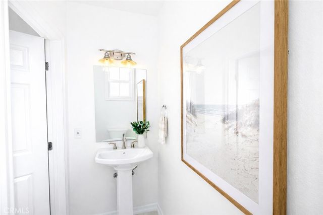 213 Aviation Place, Manhattan Beach, CA 90266