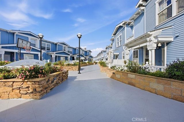 213 Aviation Place, Manhattan Beach, CA 90266