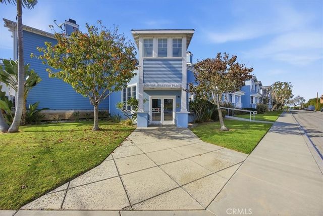 213 Aviation Place, Manhattan Beach, CA 90266