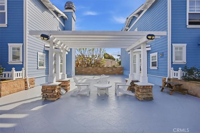 213 Aviation Place, Manhattan Beach, CA 90266