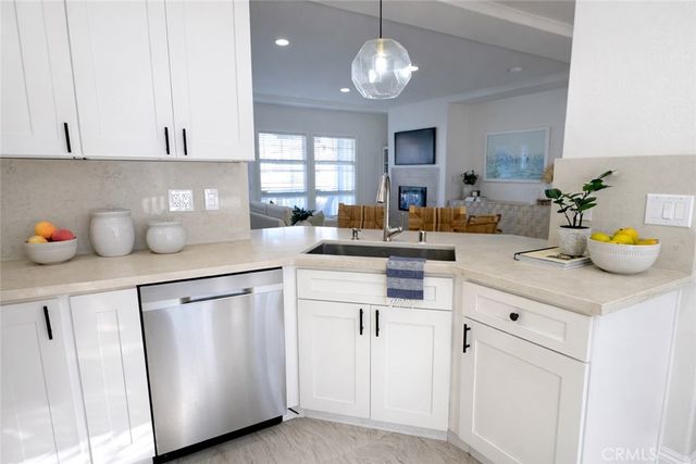 213 Aviation Place, Manhattan Beach, CA 90266