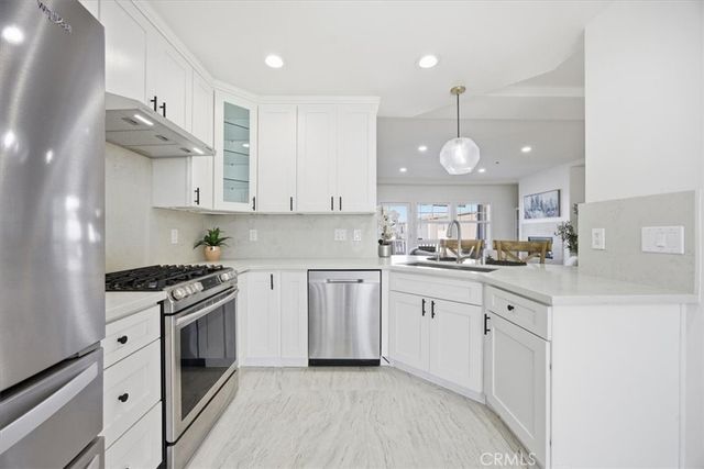 213 Aviation Place, Manhattan Beach, CA 90266