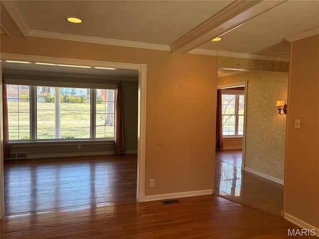 7654 Paragon Circle, Grantwood Village, MO 63123