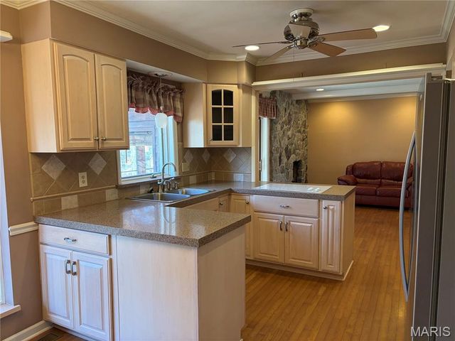 7654 Paragon Circle, Grantwood Village, MO 63123