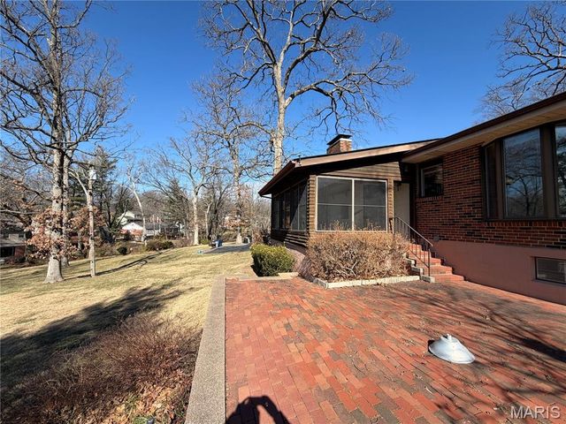 7654 Paragon Circle, Grantwood Village, MO 63123