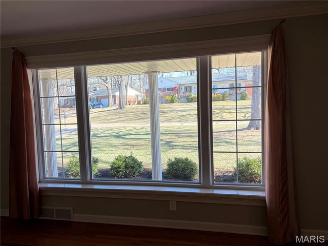 7654 Paragon Circle, Grantwood Village, MO 63123