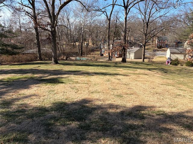 7654 Paragon Circle, Grantwood Village, MO 63123