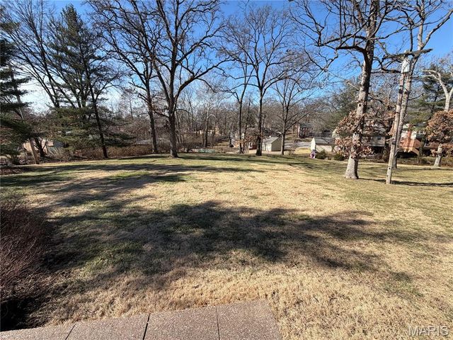 7654 Paragon Circle, Grantwood Village, MO 63123