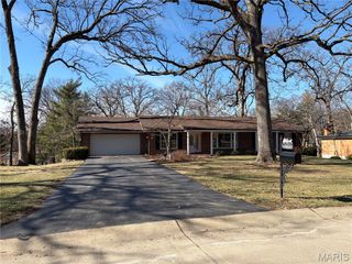 7654 Paragon Circle, Grantwood Village, MO 63123