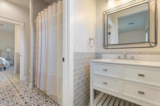 3838 E DEVONSHIRE Avenue, Phoenix, AZ 85018