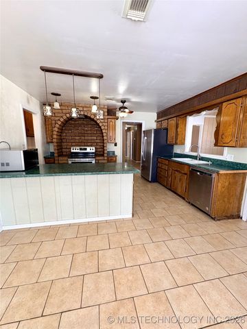 805 NW 14th Street, Wagoner, OK 74467