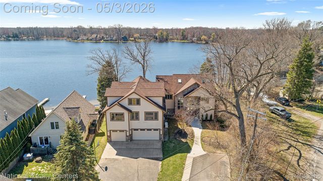 1100 Clearwater Boulevard, White Lake Charter Township, MI 48386
