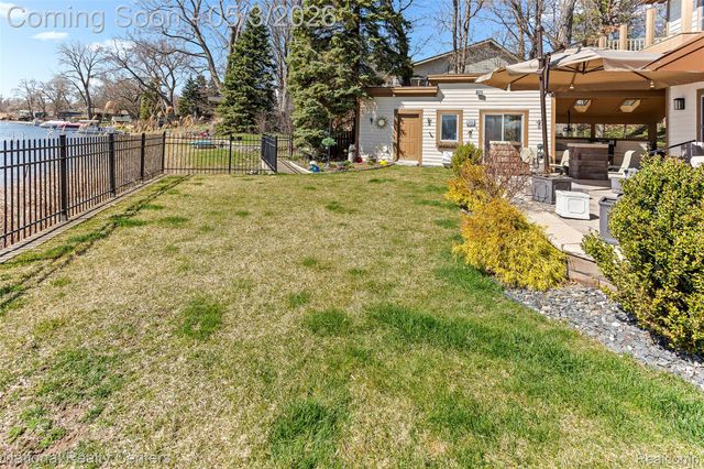 1100 Clearwater Boulevard, White Lake Charter Township, MI 48386