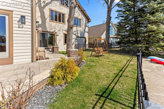 1100 Clearwater Boulevard, White Lake Charter Township, MI 48386