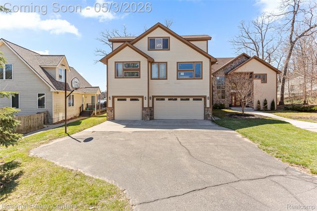 1100 Clearwater Boulevard, White Lake Charter Township, MI 48386