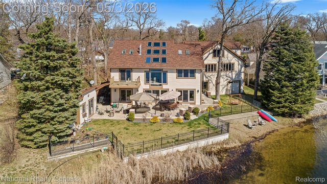 1100 Clearwater Boulevard, White Lake Charter Township, MI 48386