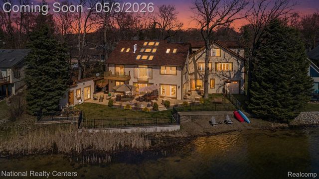 1100 Clearwater Boulevard, White Lake Charter Township, MI 48386