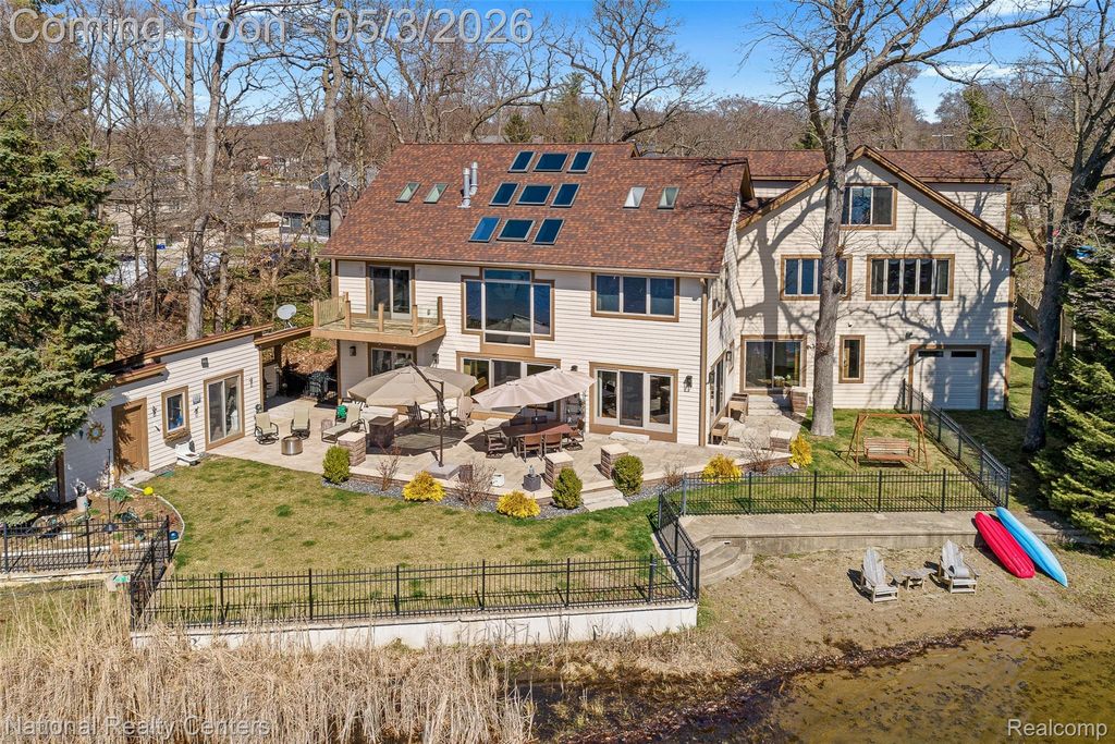 1100 Clearwater Boulevard, White Lake Charter Township, MI 48386