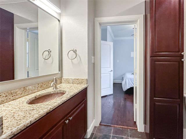 4042 Bellefontaine St, Houston, TX 77025