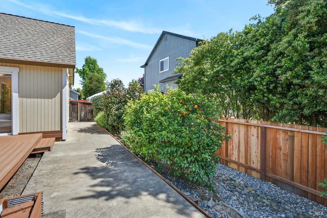 1612 Woodhue Ave, Santa Rosa, CA 95403