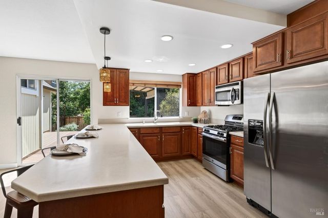 1612 Woodhue Ave, Santa Rosa, CA 95403