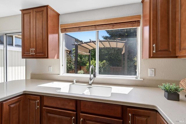 1612 Woodhue Ave, Santa Rosa, CA 95403