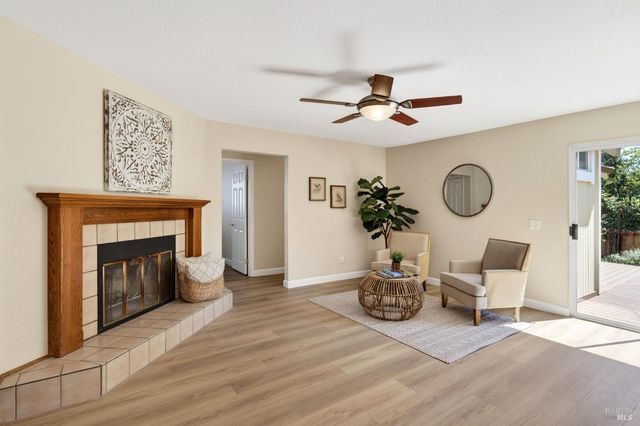 1612 Woodhue Ave, Santa Rosa, CA 95403