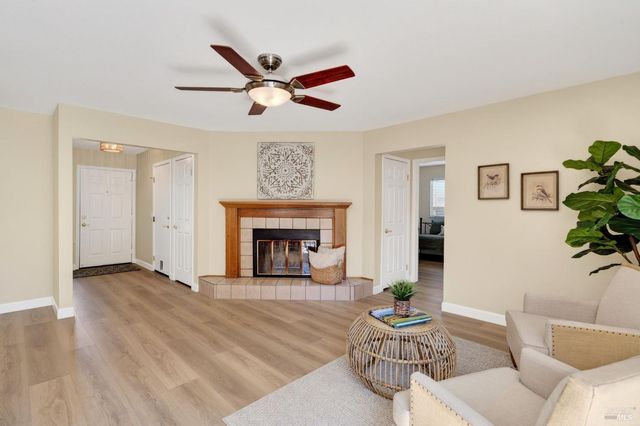 1612 Woodhue Ave, Santa Rosa, CA 95403