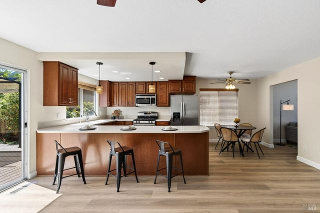 1612 Woodhue Ave, Santa Rosa, CA 95403