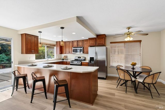 1612 Woodhue Ave, Santa Rosa, CA 95403