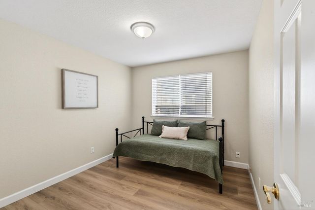 1612 Woodhue Ave, Santa Rosa, CA 95403