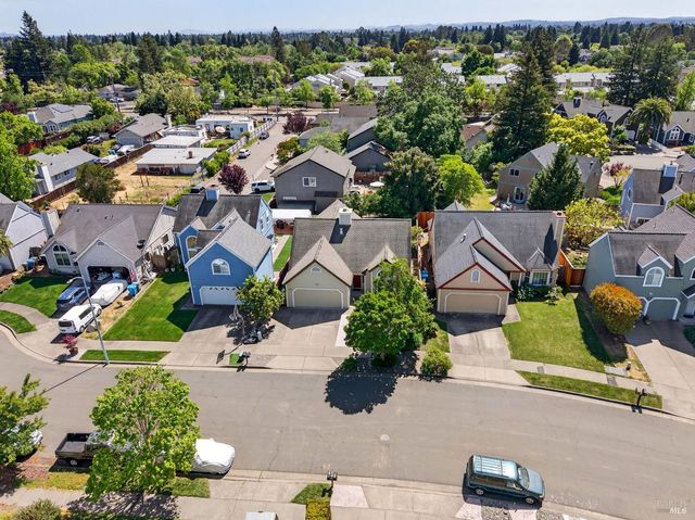 1612 Woodhue Ave, Santa Rosa, CA 95403