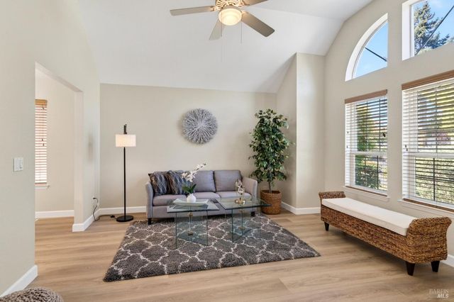 1612 Woodhue Ave, Santa Rosa, CA 95403