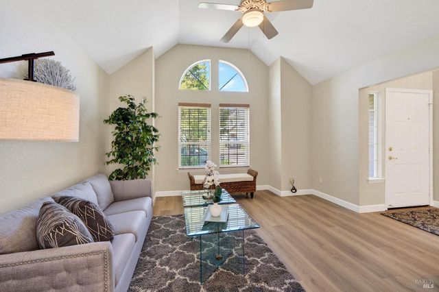 1612 Woodhue Ave, Santa Rosa, CA 95403