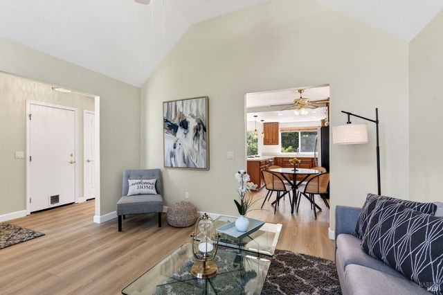 1612 Woodhue Ave, Santa Rosa, CA 95403