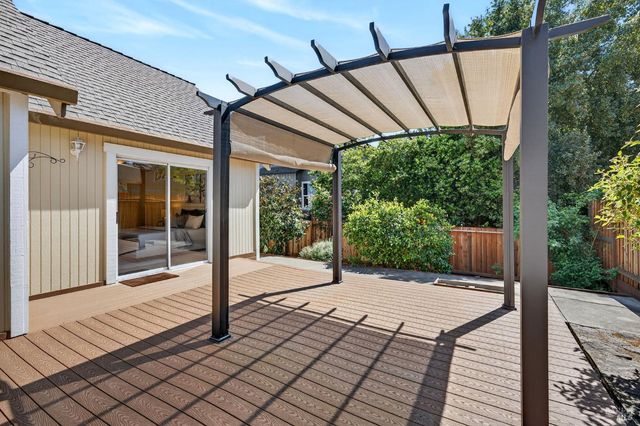 1612 Woodhue Ave, Santa Rosa, CA 95403