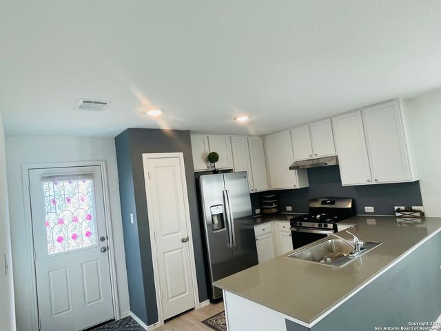 6948 Calcite Trl, Elmendorf, TX 78112