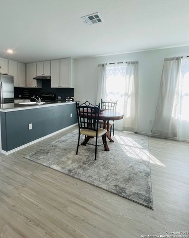 6948 Calcite Trl, Elmendorf, TX 78112