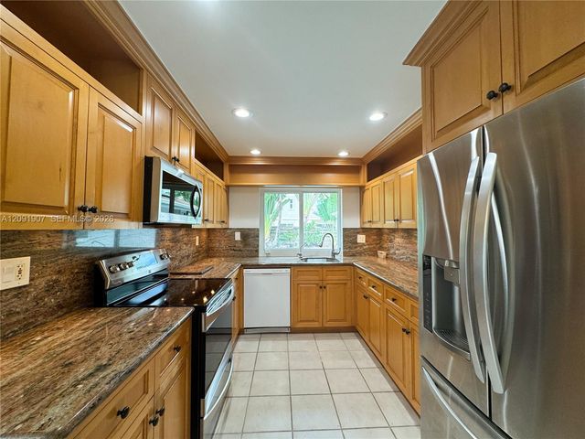 76 Ivy Road 76, Hollywood, FL 33021