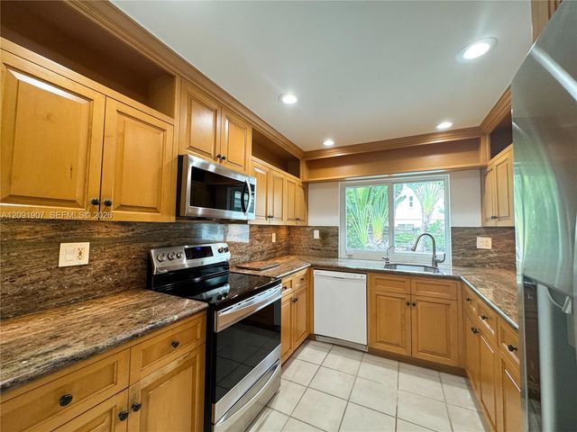 76 Ivy Road 76, Hollywood, FL 33021