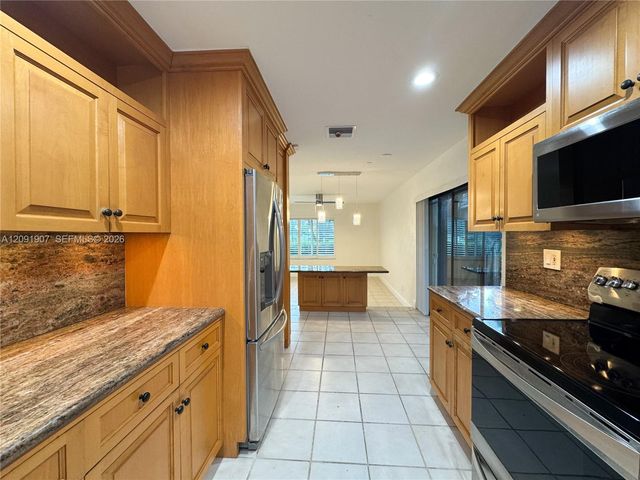 76 Ivy Road 76, Hollywood, FL 33021