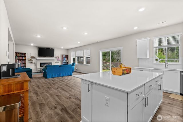 17512 Crossing Drive E, Puyallup, WA 98374