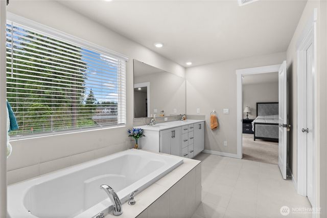 17512 Crossing Drive E, Puyallup, WA 98374