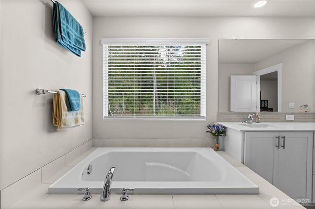 17512 Crossing Drive E, Puyallup, WA 98374