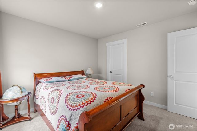 17512 Crossing Drive E, Puyallup, WA 98374